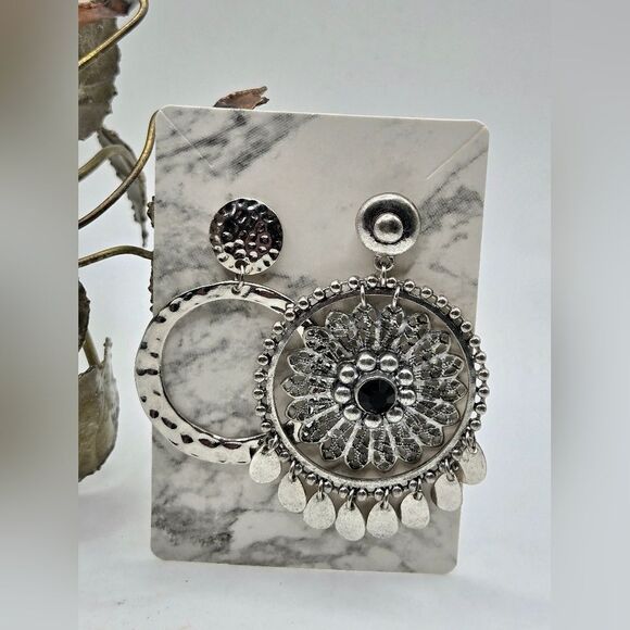 "5/"25" Mismatched Silvertone Madala Circle Tassel Silvertone Disc Earrings - Picture 1 of 9